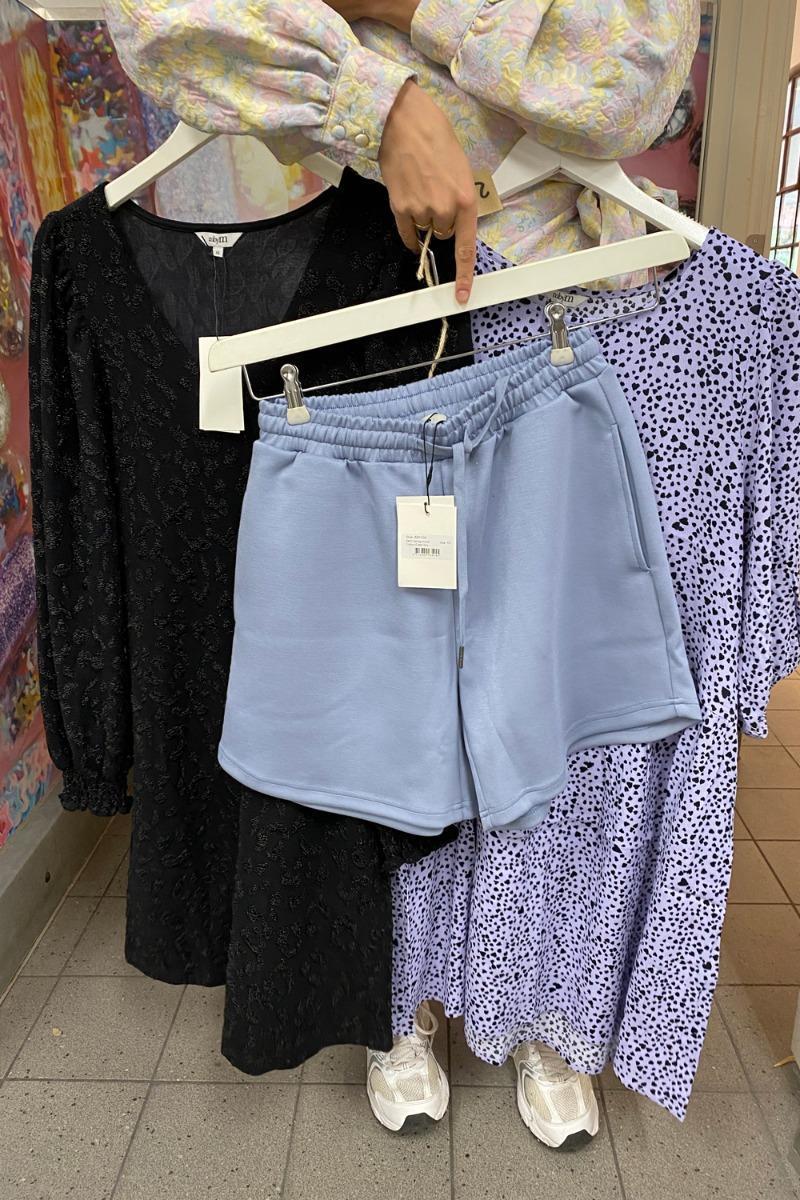 Lykke by Lykke Sjatfest 01: 2 Kjoler & 1 Bluse Tilbud