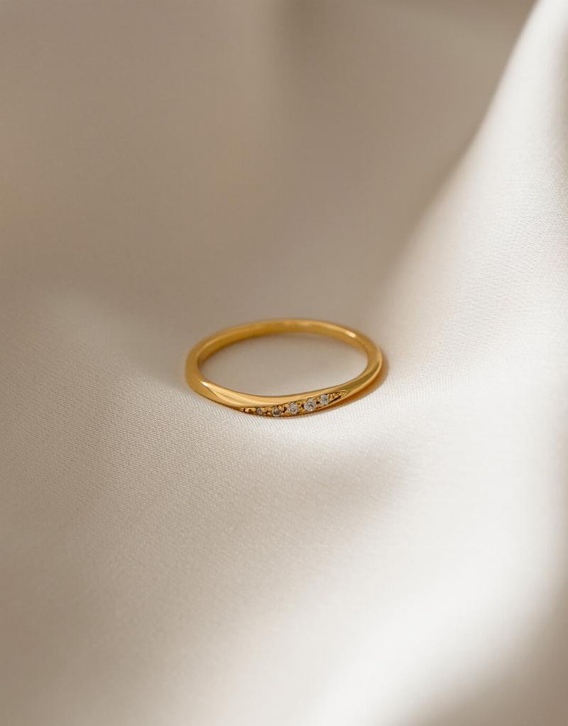 Leona - Elegant Guld Ring fra Jewel Box til salg!