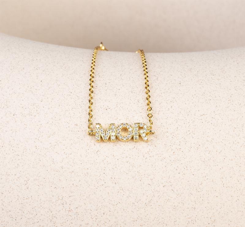 Forgyldt armbånd med mor-vedhæng og sten