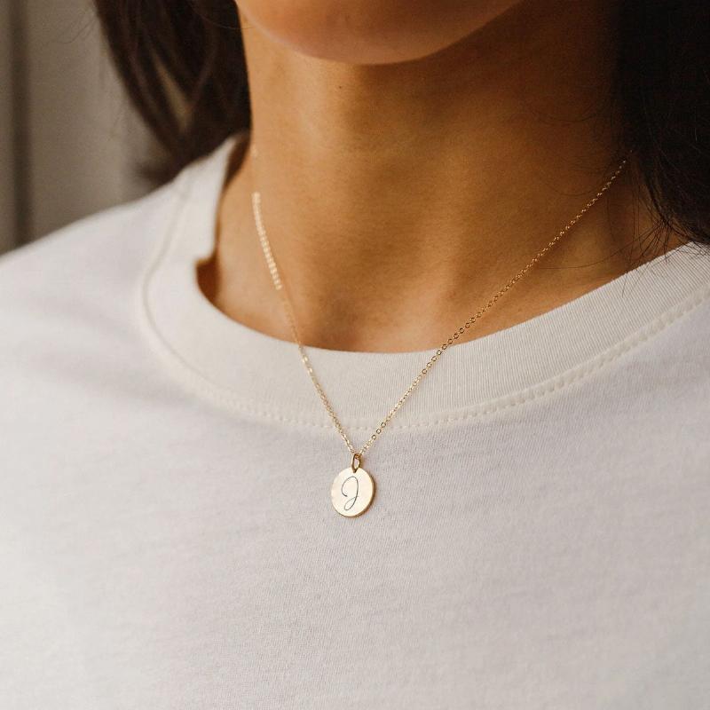 Minimalistisk Bogstav Vedhæng i Rund Halskæde