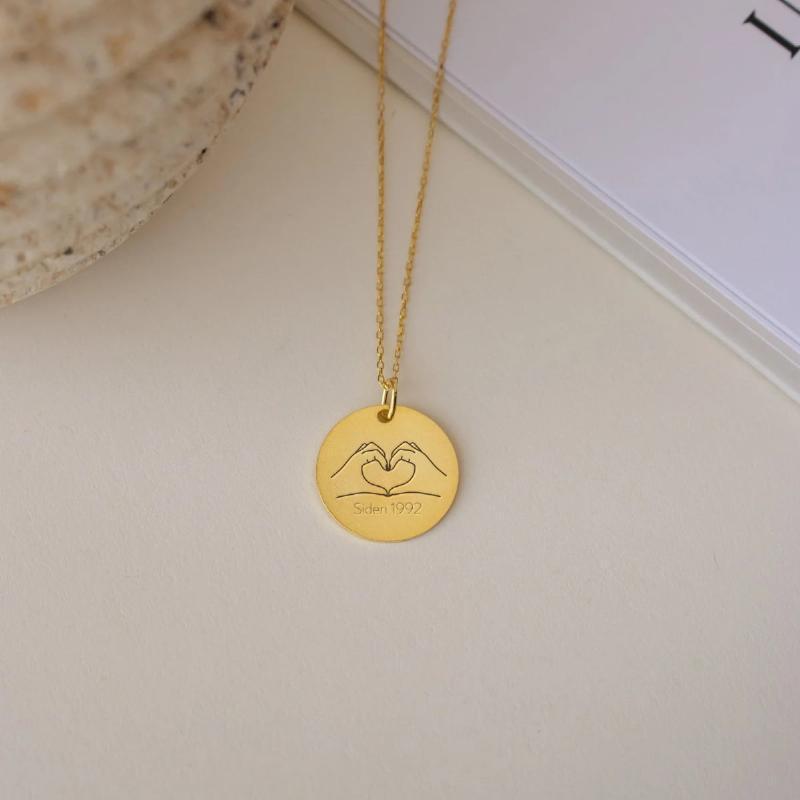 Hjerteformet Smykke i Hænderne