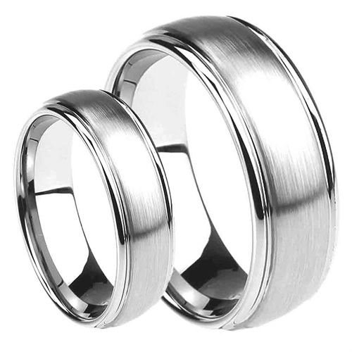 Elegant forlovelsesring i ædelstål med blank kant