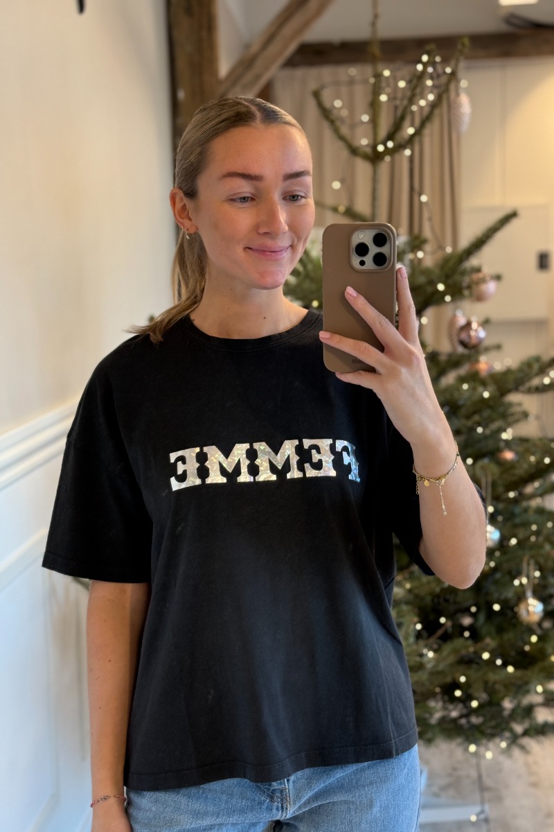 Ichi T-shirt med "Femme" print i sølv - Black Jewel Box