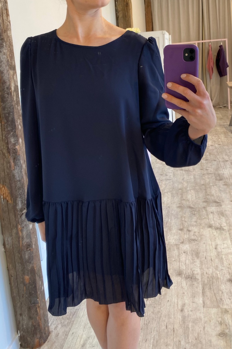 Noella Dagmar Kjole i Navy med Plisseringer - Udsalg!