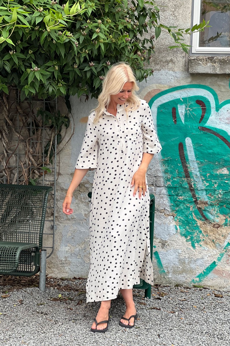 Elsket af Lykke - Smuk kjole med prikker til sommer!