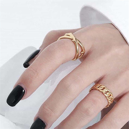 Ares Guld Ring - Smykke med Krydsdesign og Beskyttelse