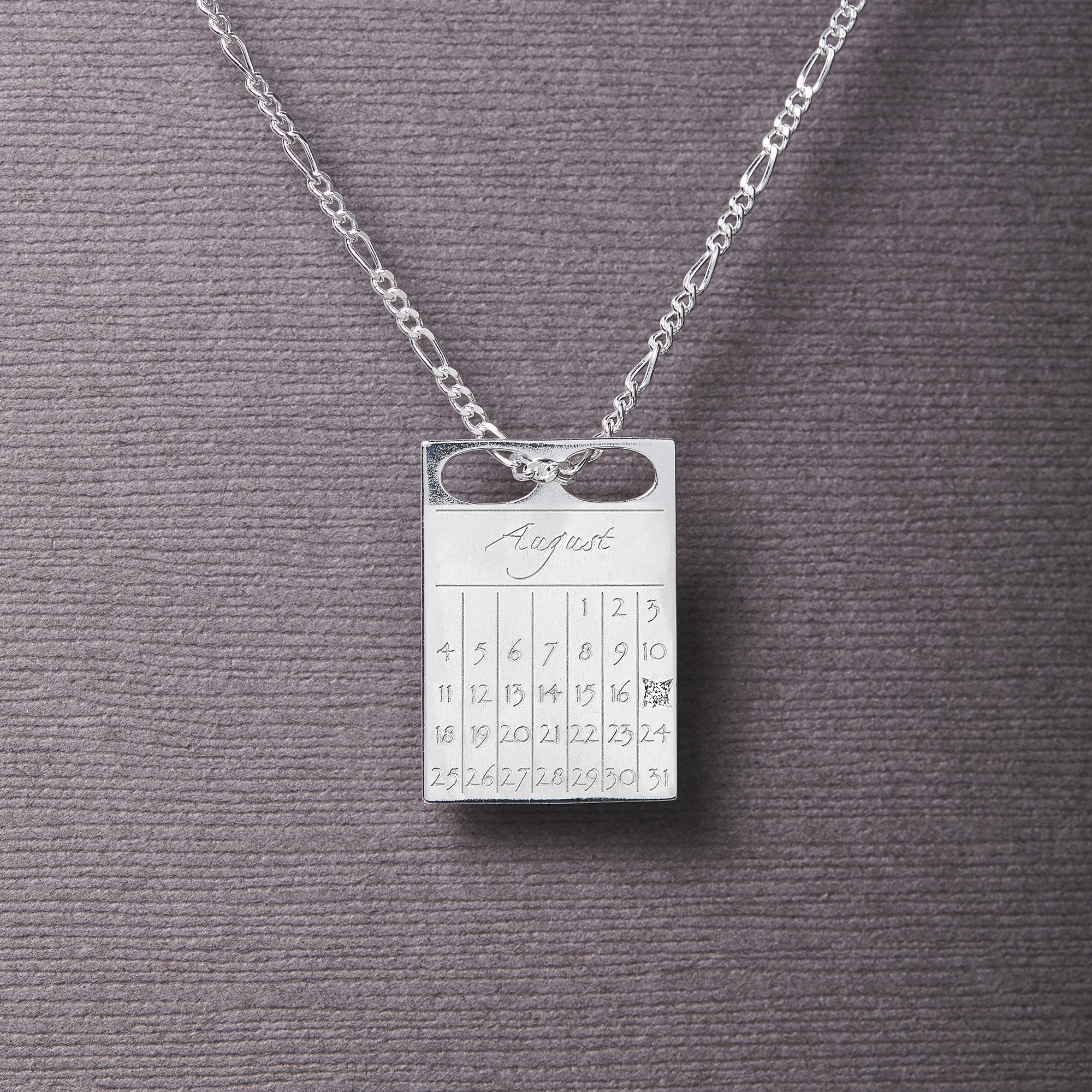 Unikt Dateplate Vedhæng i Sterling Sølv med Diamant