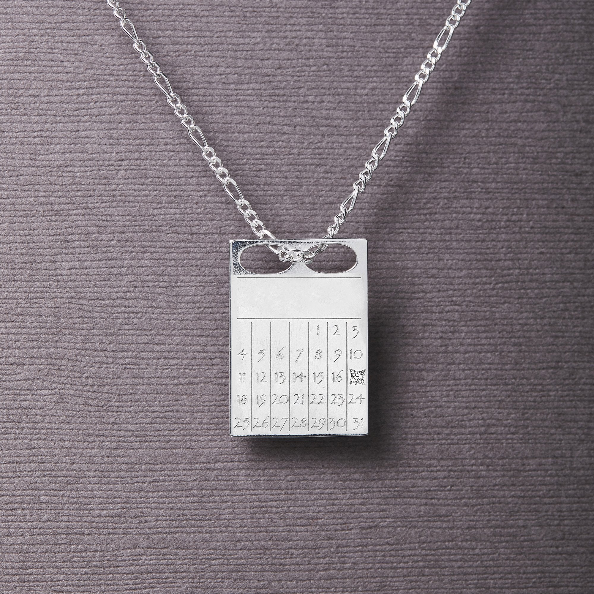Unikt Dateplate Vedhæng i Sterling Sølv med Diamant