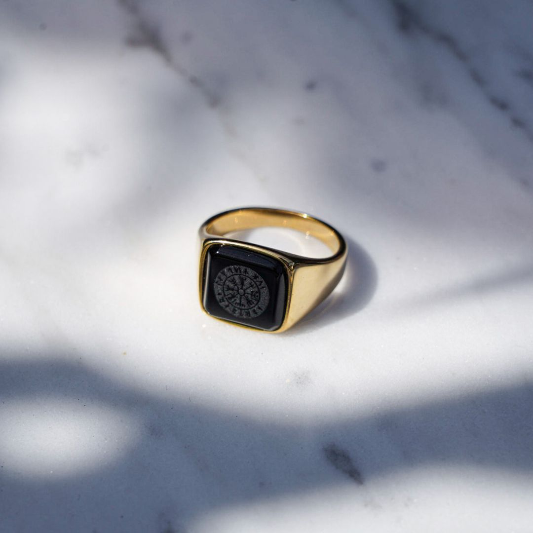 Black Onyx Vegvisir Signet Ring Guld - Str 8 - Herre - Northern Legacy