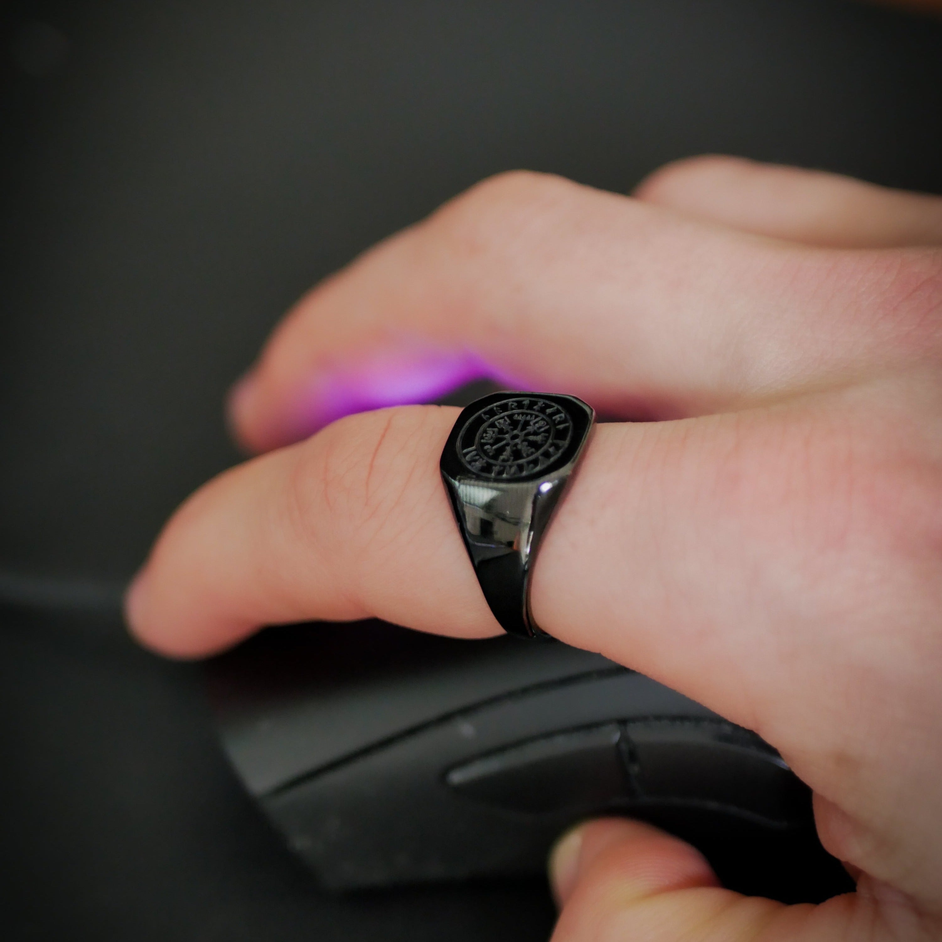 Vegvisir Signature Ring Sort - Str 6 - Herre - Northern Legacy